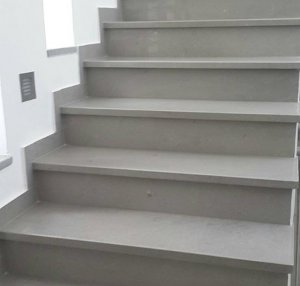 מדרגות שיי גריי בוילה פרטית - מבט לכיוון העליה